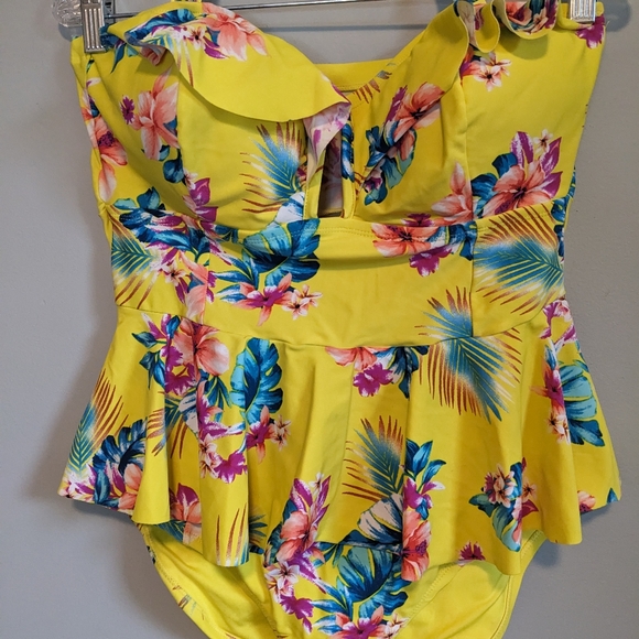 Forever 21 Yellow Floral Ruffle One Piece Swimsuit, size 1X - Picture 3 of 9